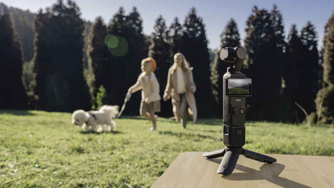 The DJI Osmo Pocket 3 following a family running.